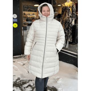 Modell Matilde som viser frem DanWear Cheila jakken i OffWhite